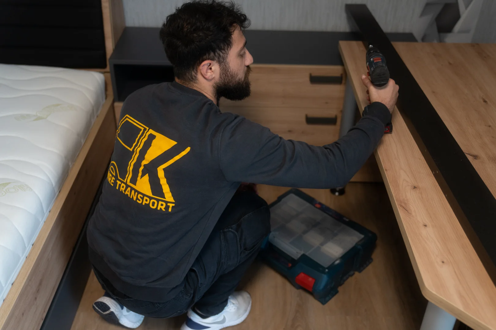 kawre-transport-umzug-montage-schreibtisch-schrauben-01