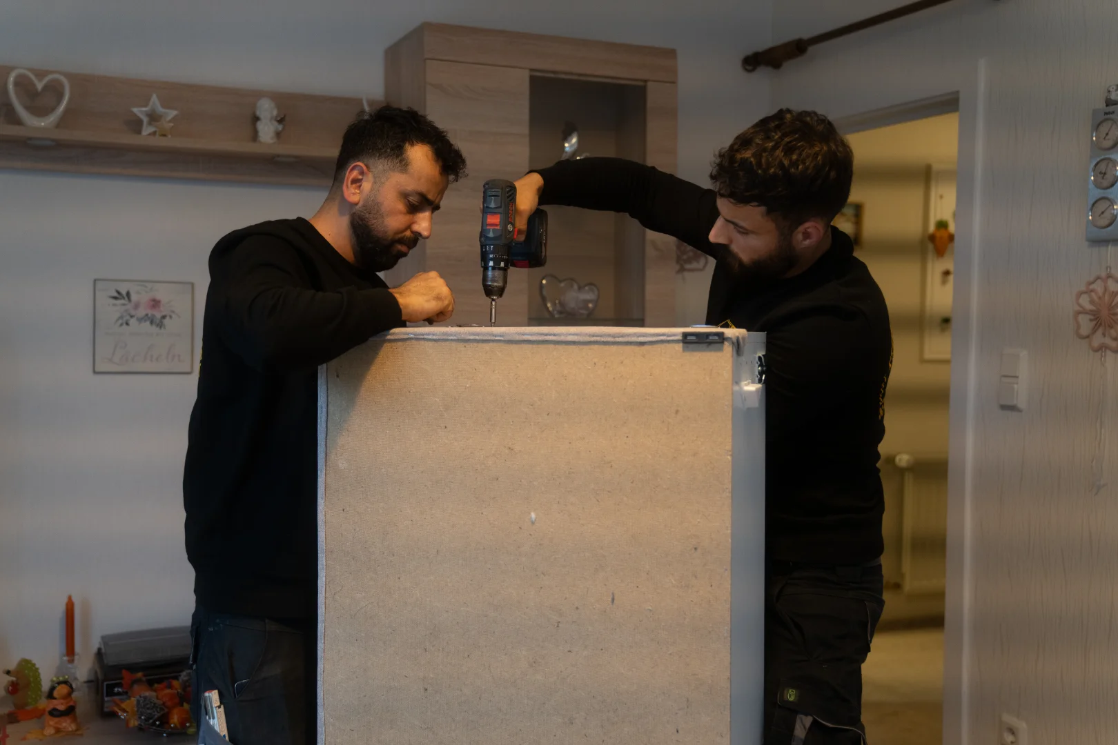 kawre-transport-umzug-montage-schreibtisch-schrauben-02