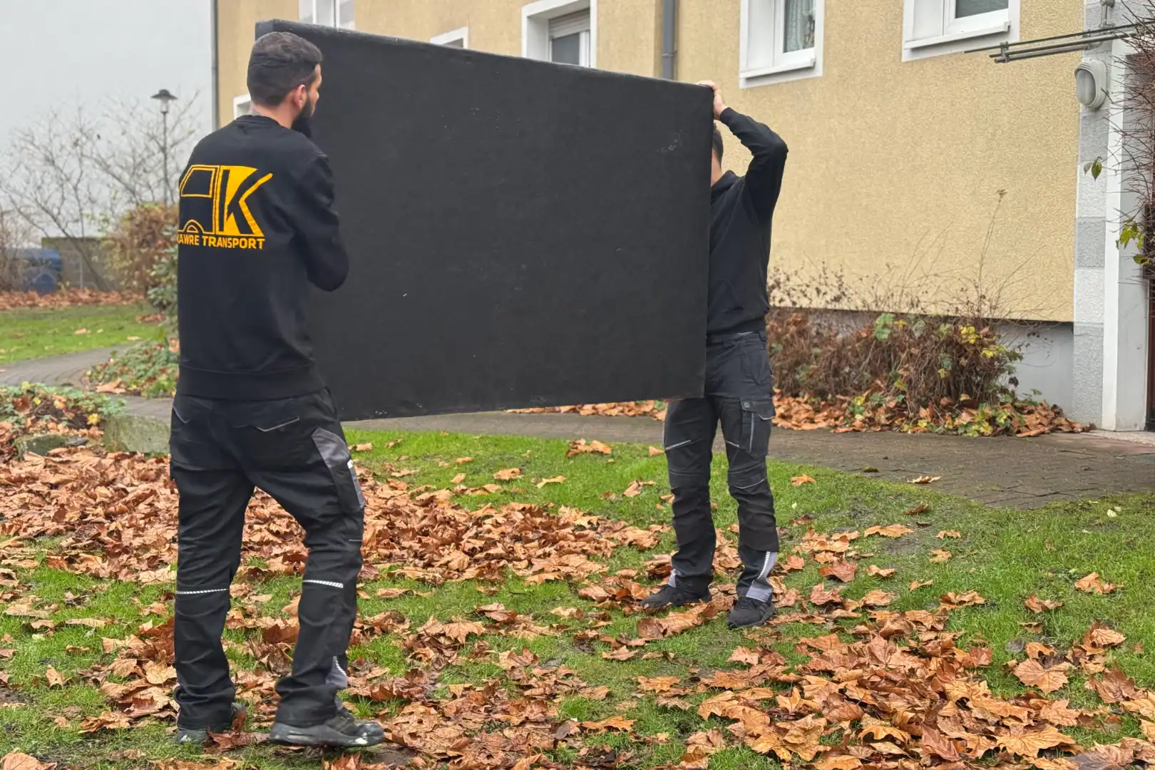 kawre-transport-umzug-fernseher-tragen