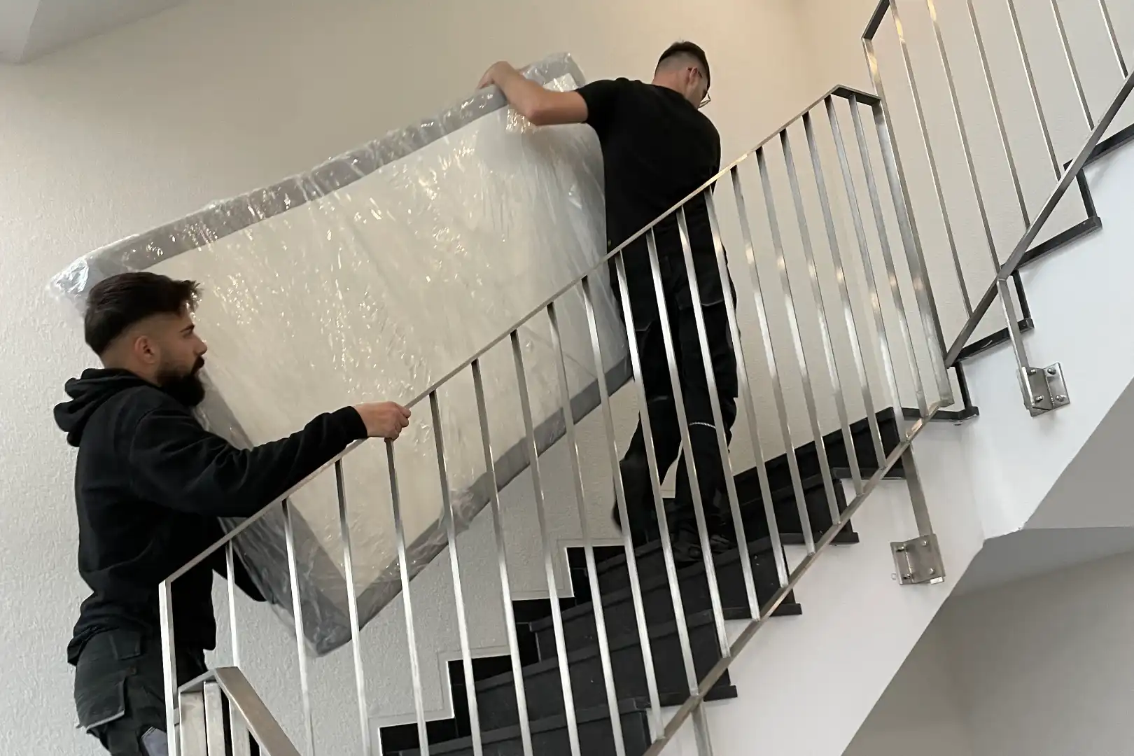 kawre-transport-umzug-treppenhaus-tragen